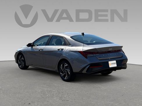 Used 2025 Hyundai Elantra SEL image 22