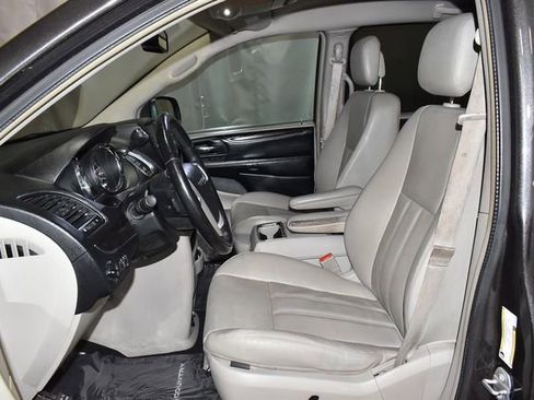 Used 2016 Chrysler Town & Country Touring image 11