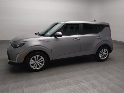 Used 2025 Kia Soul LX image 2