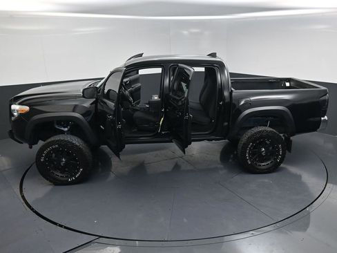 Used 2017 Toyota Tacoma TRD Off-Road w/ Tow Package (A/T) image 25