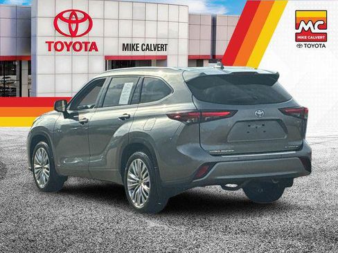 Certified 2026 Toyota Highlander Platinum AWD/4WD image 3