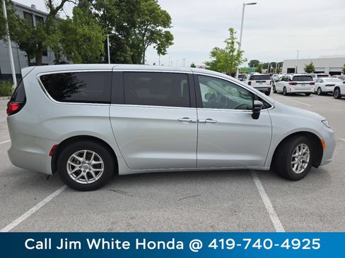 Used 2024 Chrysler Pacifica Touring-L FWD image 19