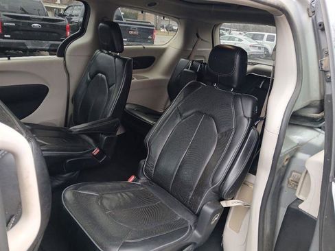 Used 2018 Chrysler Pacifica Limited image 11
