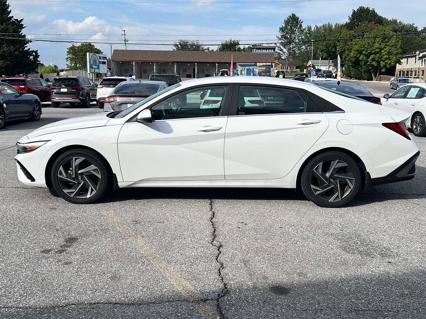 Used 2025 Hyundai Elantra Limited FWD image 2