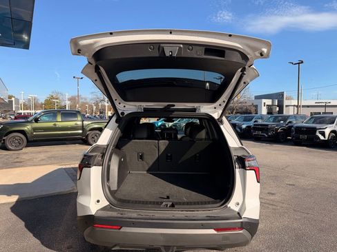 Used 2025 Chevrolet Equinox LT w/ Convenience Package II image 8