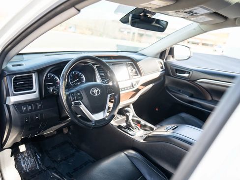 Used 2017 Toyota Highlander Limited image 24