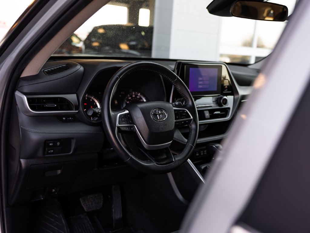 Used 2024 Toyota Highlander LE AWD/4WD image 14