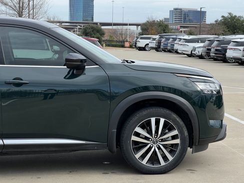 Used 2024 Nissan Pathfinder Platinum image 12