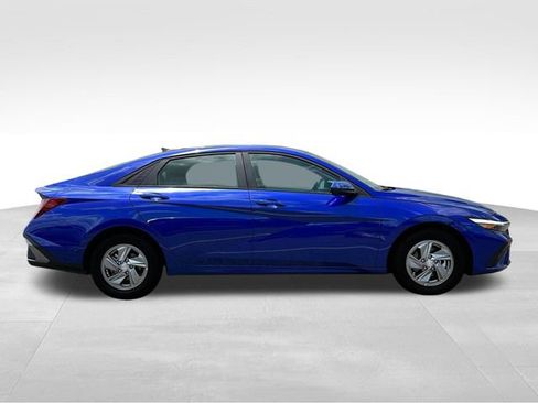 New 2025 Hyundai Elantra SE image 9