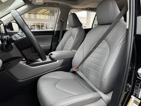 Used 2024 Toyota Highlander XLE image 24