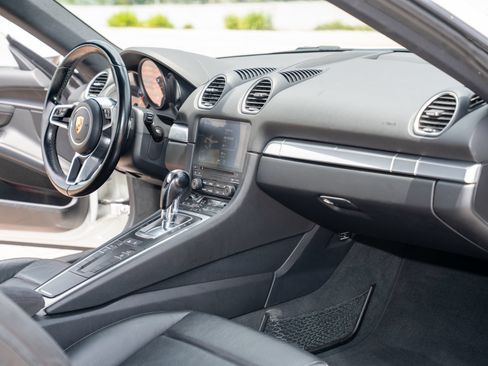 Used 2018 Porsche 718 Cayman RWD image 21