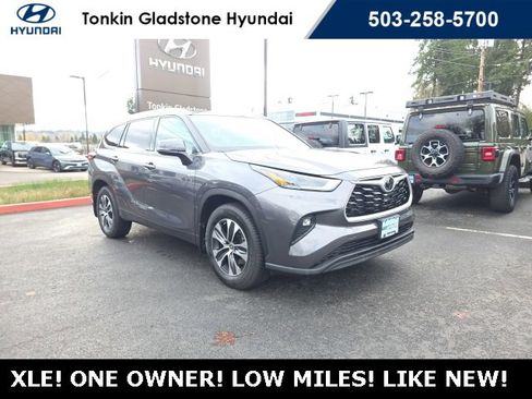 Used 2022 Toyota Highlander XLE image 2