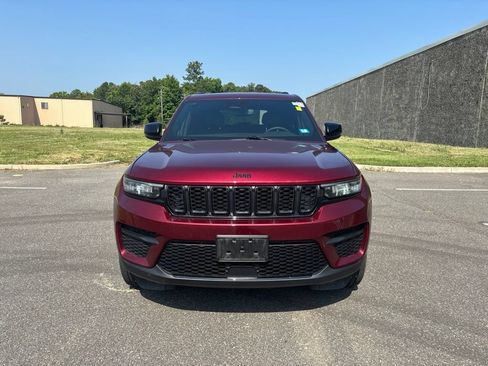 Used 2023 Jeep Grand Cherokee Altitude AWD/4WD image 2