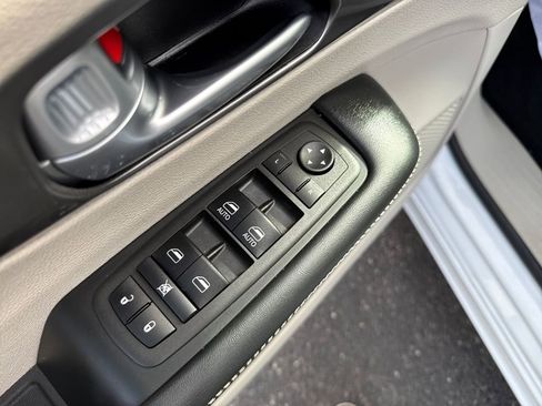 Used 2024 Chrysler Pacifica Touring-L image 15