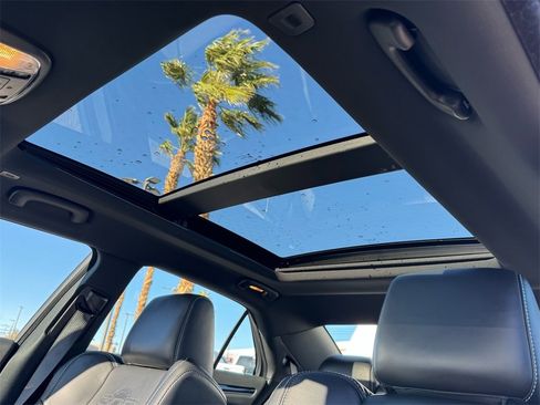 Used 2023 Chrysler 300 C image 14