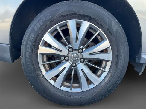Used 2018 Nissan Pathfinder SL image 10