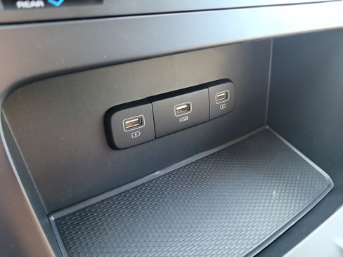Used 2023 Kia Carnival LX FWD image 33