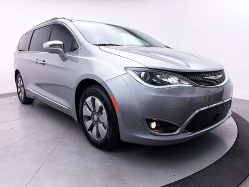 Used 2020 Chrysler Pacifica Limited w/ Advanced Safetytec Group FWD image 11