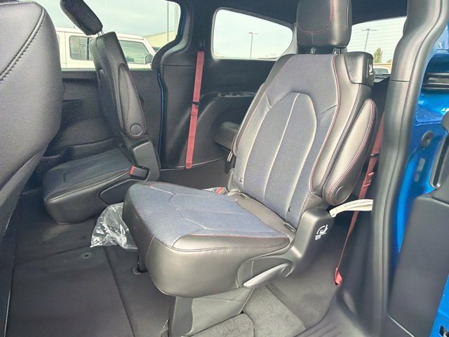 New 2027 Chrysler Pacifica Select AWD/4WD image 16