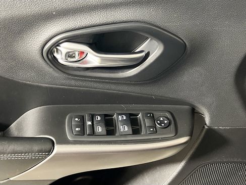 Used 2019 Jeep Cherokee Latitude Plus w/ Comfort/Convenience Group FWD image 17