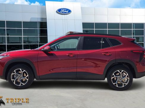 Used 2025 Chevrolet Trax LT FWD image 3