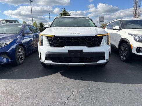 Used 2025 Kia Sorento LX image 2