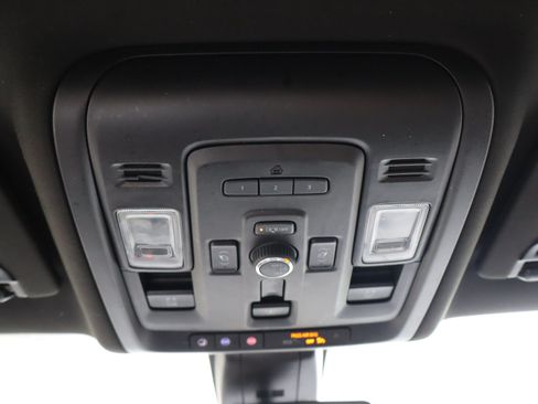 Used 2022 GMC Yukon XL Denali AWD/4WD image 32