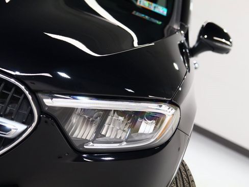 Used 2025 Mercedes-Benz GLC 300 4MATIC image 7