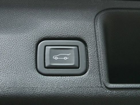 Used 2023 GMC Terrain SLT w/ Infotainment Package II AWD/4WD image 18