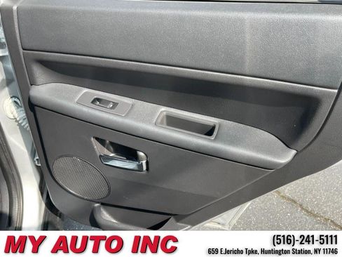 Used 2010 Jeep Grand Cherokee Laredo image 32