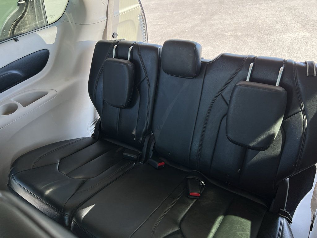 Used 2017 Chrysler Pacifica Touring-L FWD image 38
