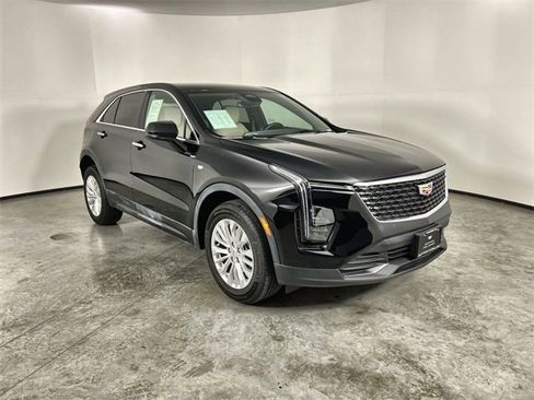 Certified 2024 Cadillac XT4 Luxury w/ Cold Weather Package image 2