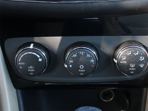 Used 2011 Chrysler 200 Touring image 16