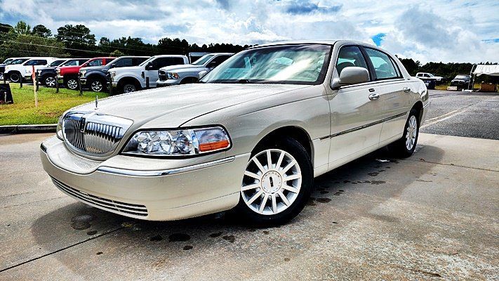 Used 2006 Lincoln Town Car Signature RWD image 1