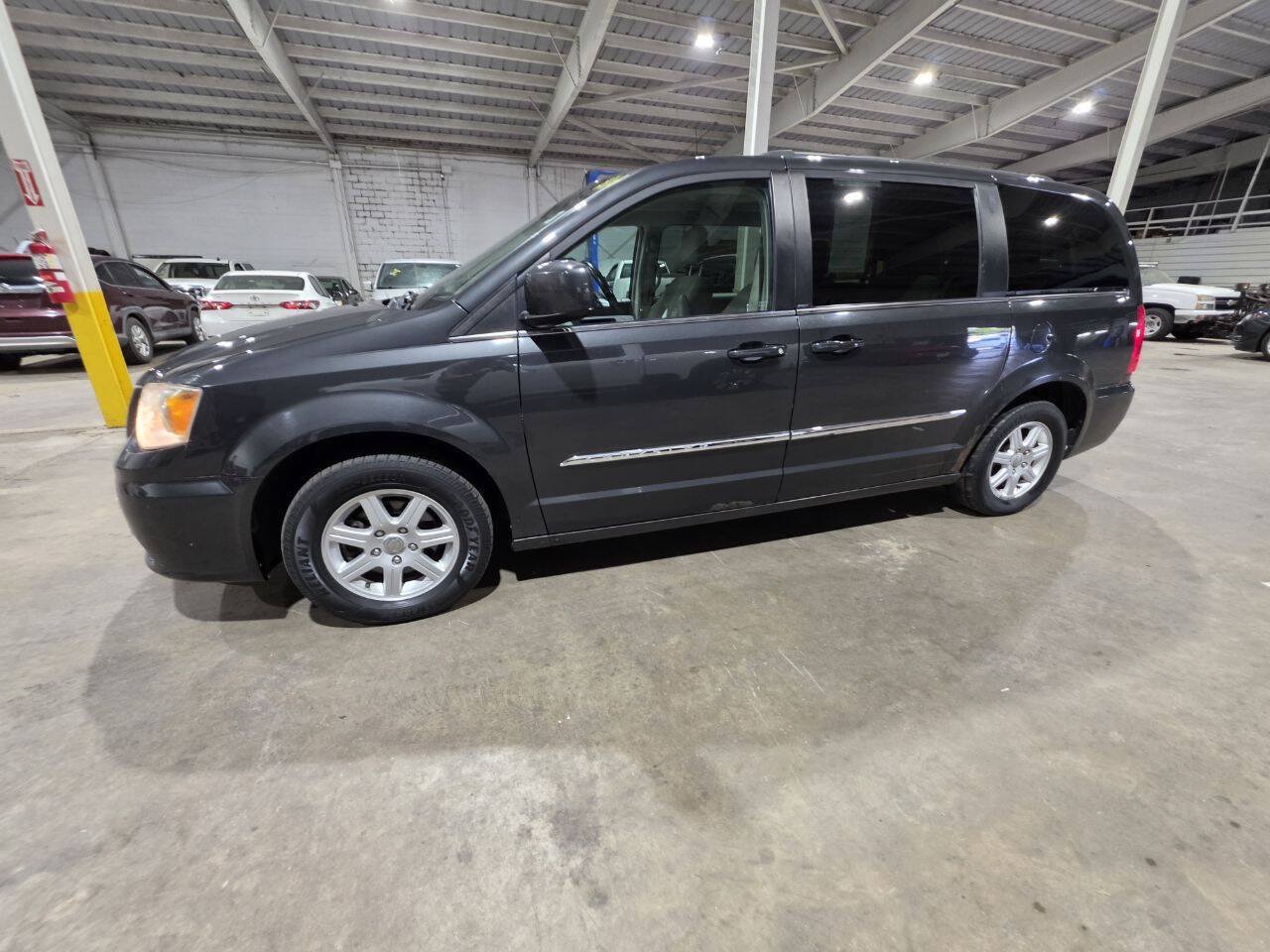 Used 2011 Chrysler Town & Country Touring FWD image 4