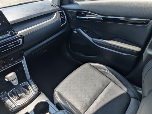 Certified 2023 Kia Seltos SX w/ SX Sunroof Package AWD/4WD image 11
