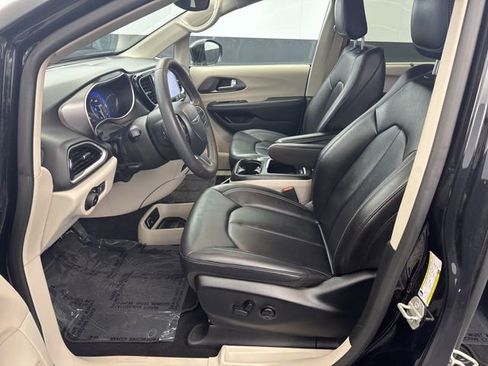 Used 2024 Chrysler Pacifica Touring-L image 16