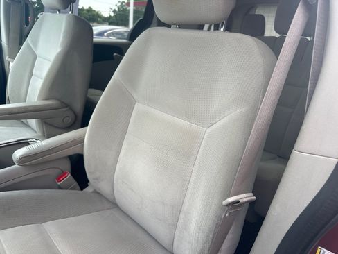 Used 2014 Dodge Grand Caravan SXT w/ UConnect Hands-Free Group FWD image 17