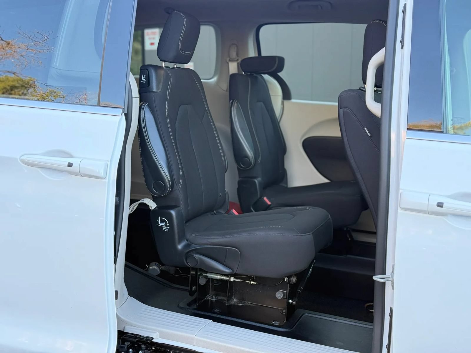 Used 2023 Chrysler Voyager LX FWD image 13