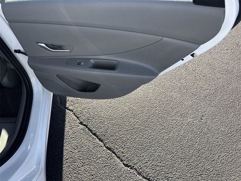 Used 2024 Hyundai Elantra SEL w/ Convenience Package image 16