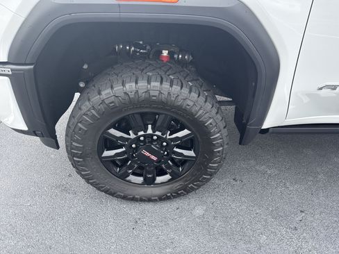 Used 2025 GMC Sierra 2500 AT4 w/ AT4 Premium Plus Package AWD/4WD image 9