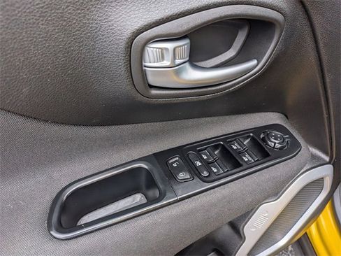 Used 2018 Jeep Renegade Latitude w/ Cold Weather Group image 16