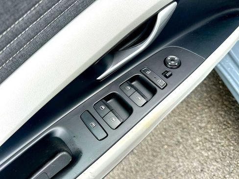 Used 2023 Hyundai Elantra Limited image 15