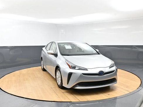 Used 2022 Toyota Prius LE FWD image 4