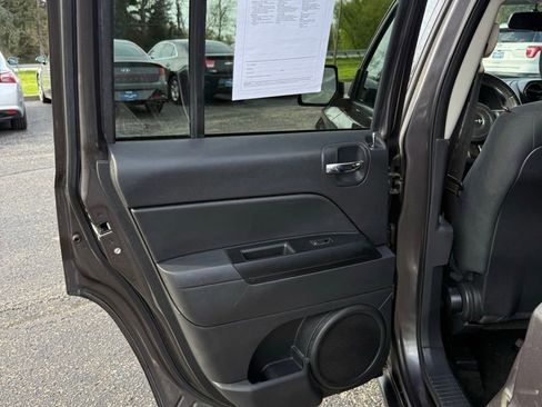 Used 2016 Jeep Patriot Latitude AWD/4WD image 12