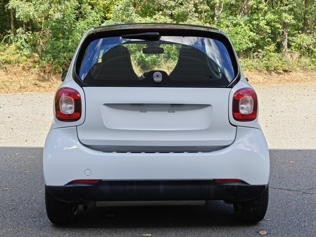 Used 2017 smart fortwo pure RWD image 4