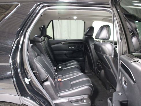 Used 2025 Honda Pilot Touring image 11