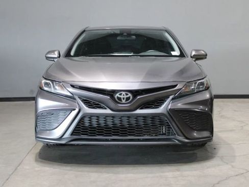 Used 2021 Toyota Camry SE image 5