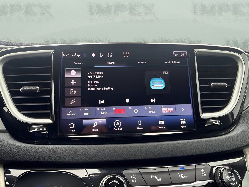 Used 2024 Chrysler Pacifica Touring-L FWD image 15