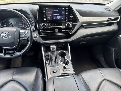 Used 2020 Toyota Highlander XLE FWD image 16